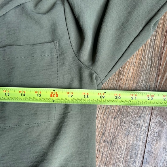 Evereve 1/4 Button Down Blouse in Green-Size Small - Picture 5 of 8